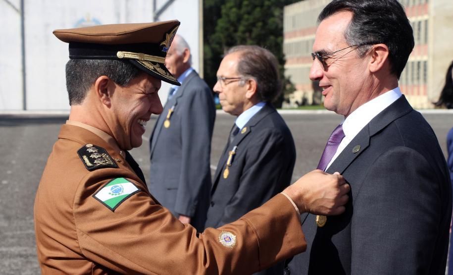 São Jose dos Pinhais, 20 de Maio de 2019. Solenidade alusiva ao Patrono da PMPR. Cel Prates, Chefe do Estado-Maior da PMPR, realizando a entrega da medalha Cel Sarmento a um dos agraciados.