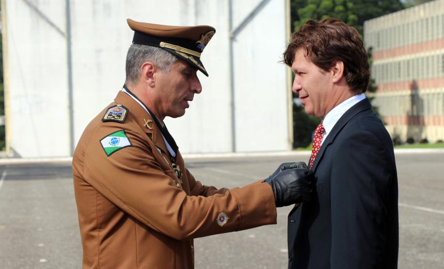 São Jose dos Pinhais, 20 de Maio de 2019. Solenidade alusiva ao Patrono da PMPR. Cel. Pericles, Comadante-Geral da PMPR, faz a entrega da Medalha Cel Sarmento a um dos agraciados.