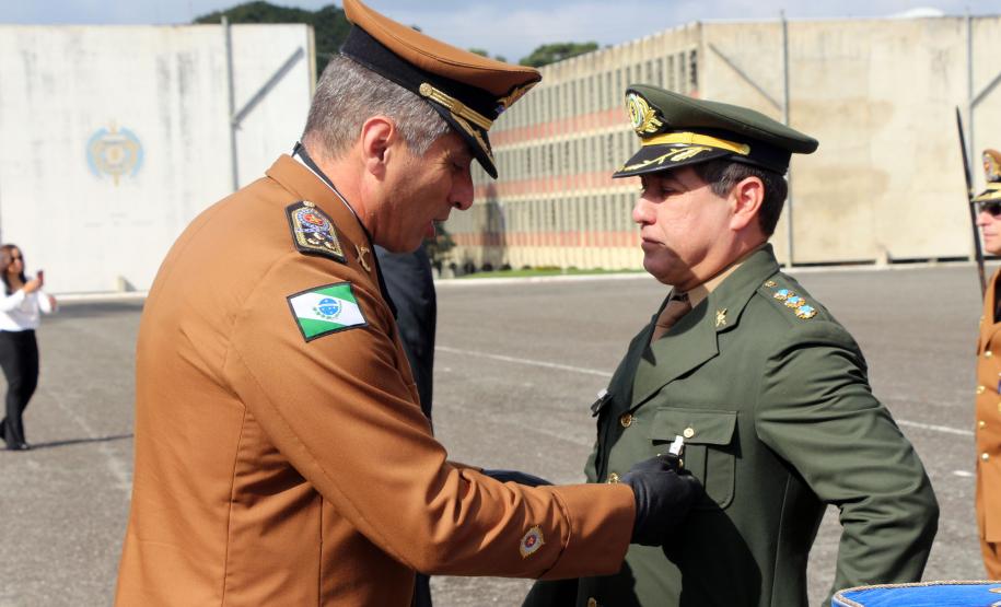 São Jose dos Pinhais, 20 de Maio de 2019. Solenidade alusiva ao Patrono da PMPR. Cel. Pericles, Comadante-Geral da PMPR, faz a entrega da medalha Cel Sarmento ao Cel. Inf. Paulo Roberto Aguiar da Costa, da 5ª RM.
