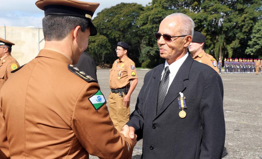 São Jose dos Pinhais, 20 de Maio de 2019. Solenidade alusiva ao Patrono da PMPR. Cel Prates, Chefe do Estado-Maior da PMPR faz a entrega da medalha Cel Sarmento a um dos agraciados.