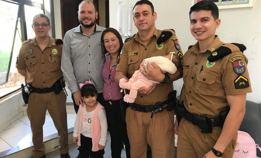 Reencontro de policiais com recém-nascida gera comoção durante solenidade militar do coronel Sarmento