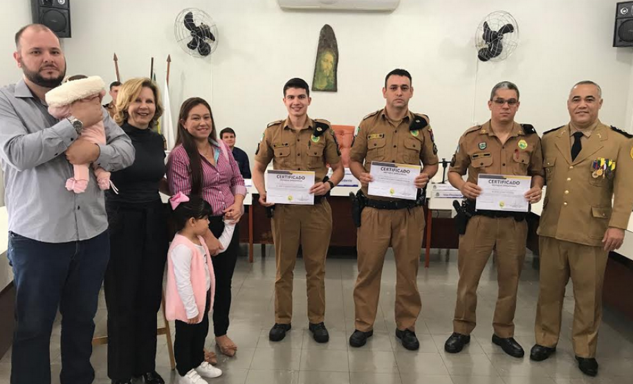 Reencontro de policiais com recém-nascida gera comoção durante solenidade militar do coronel Sarmento