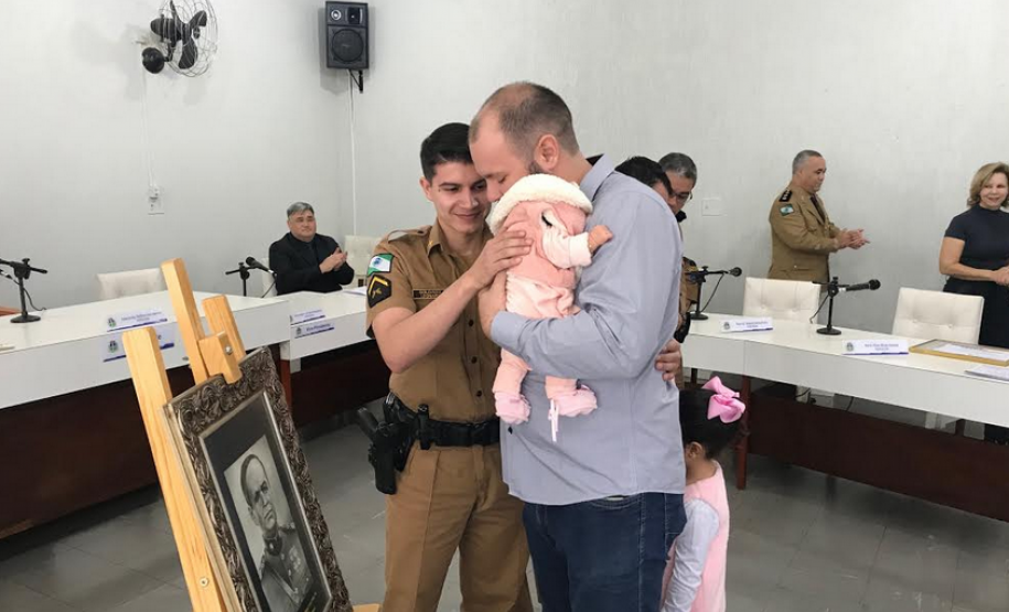 Reencontro de policiais com recém-nascida gera comoção durante solenidade militar do coronel Sarmento