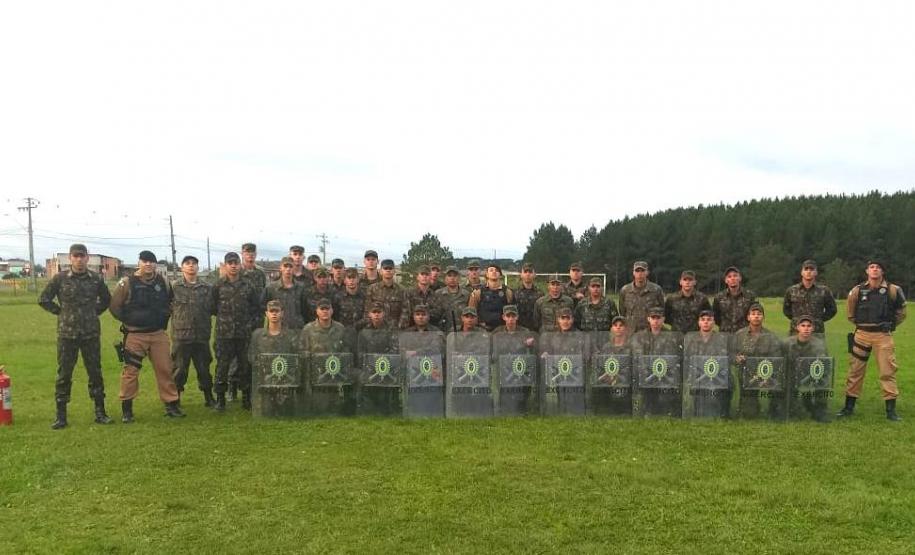 Tenente da PM ministra instruções para Efetivo Variável da 15ª Companhia do Exército de Palmas (PR) Tenente da PM ministra instruções para Efetivo Variável da 15ª Companhia do Exército de Palmas (PR)