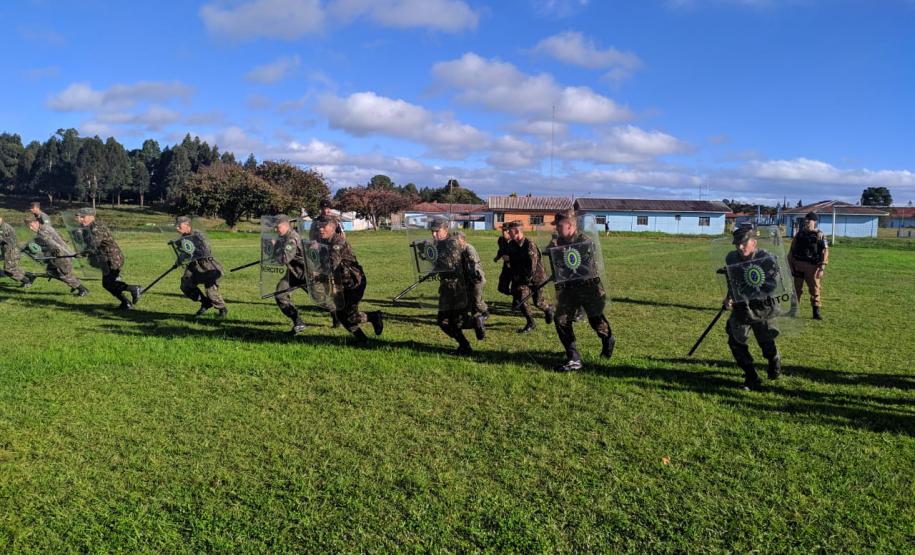 Tenente da PM ministra instruções para Efetivo Variável da 15ª Companhia do Exército de Palmas (PR) Tenente da PM ministra instruções para Efetivo Variável da 15ª Companhia do Exército de Palmas (PR)