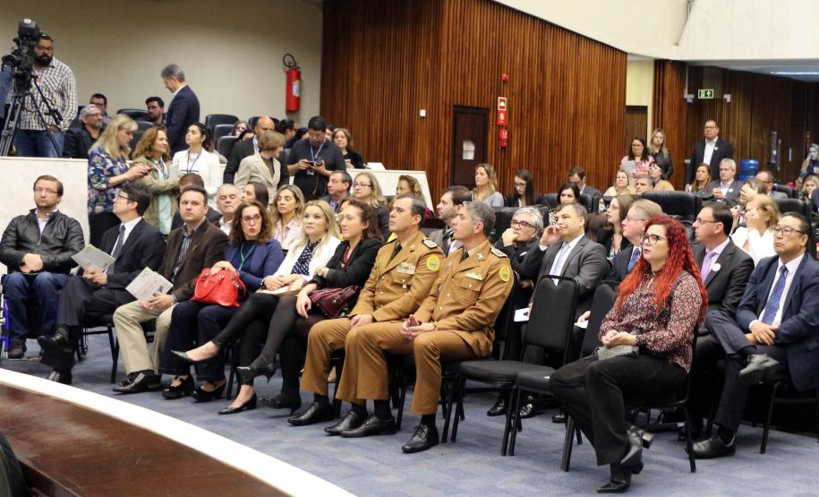 São Jose dos Pinhais, 22 de Maio de 2019. Solenidade de Certificação de Parceiros da CRIAI. Foto: Cel. QOBM Prestes, Comandante do Corpo de Bombeiros, e Cel. QOPM Prestes, Comandante-Geral da PMPR, durante a solenidade na Assembleia Legislativa do Estado do Paraná.