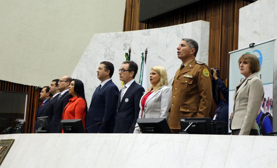 São Jose dos Pinhais, 22 de Maio de 2019. Solenidade de Certificação de Parceiros da CRIAI. Foto: Cel Pericles, Comadante-Geral da PMPR, durante a execução do Hino Nacional Brasileiro.