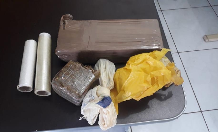 Na primeira ação policial, cão da PM auxilia na apreensão de mais de um quilo de maconha Na primeira ação policial, cão da PM auxilia na apreensão de mais de um quilo de maconha