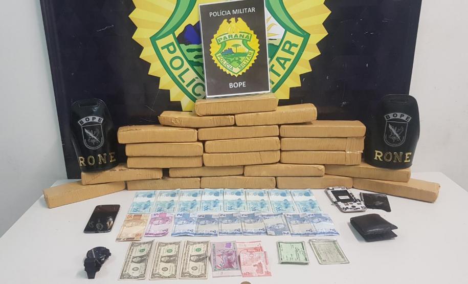 BOPE apreende 15 quilos de maconha e apreende dois homens em Curitiba BOPE apreende 15 quilos de maconha e apreende dois homens em Curitiba