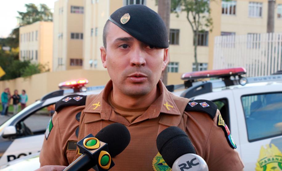 Curitiba, 24 de Maio de 2019. 24-05-2019. Operação do 1º CRPM desmonta laboratório de drogas no Tingui. Foto: Ten Marçal fala com a imprensa no local da apreensão.