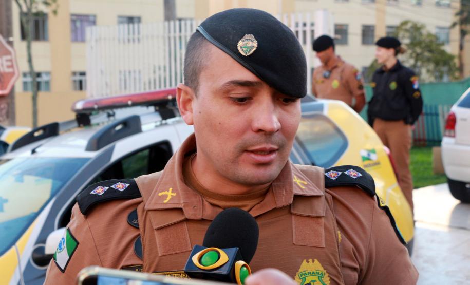 Curitiba, 24 de Maio de 2019. 24-05-2019. Operação do 1º CRPM desmonta laboratório de drogas no Tingui. Foto: Ten Marçal fala com a imprensa no local da apreensão.