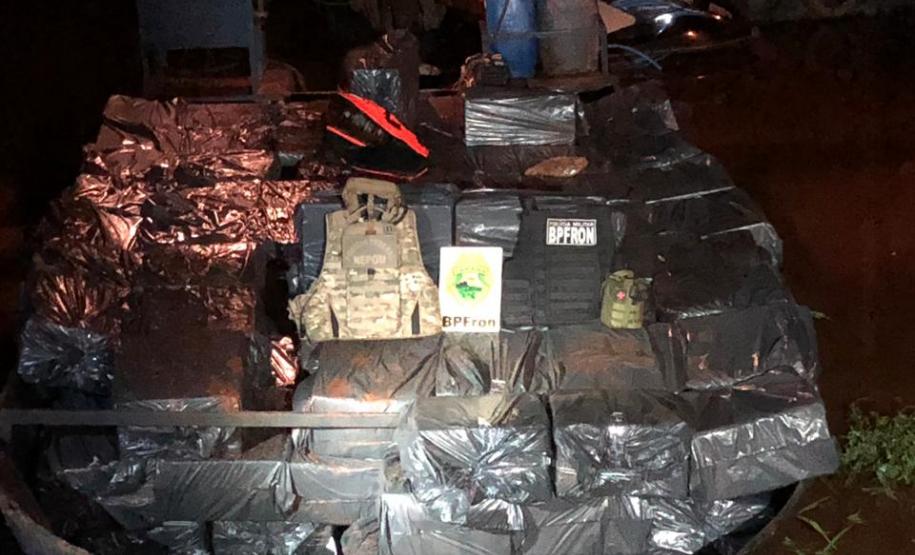 BPFron apreende cigarros, barco e caminhão em porto clandestino de Guaira, no Oeste do estado