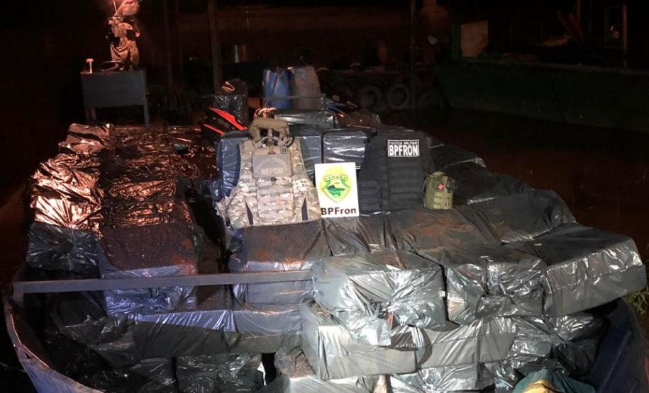 BPFron apreende cigarros, barco e caminhão em porto clandestino de Guaira, no Oeste do estado