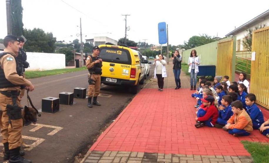 Equipe do Canil de Pato Branco (PR) faz visita à alunos de Escola Municipal União