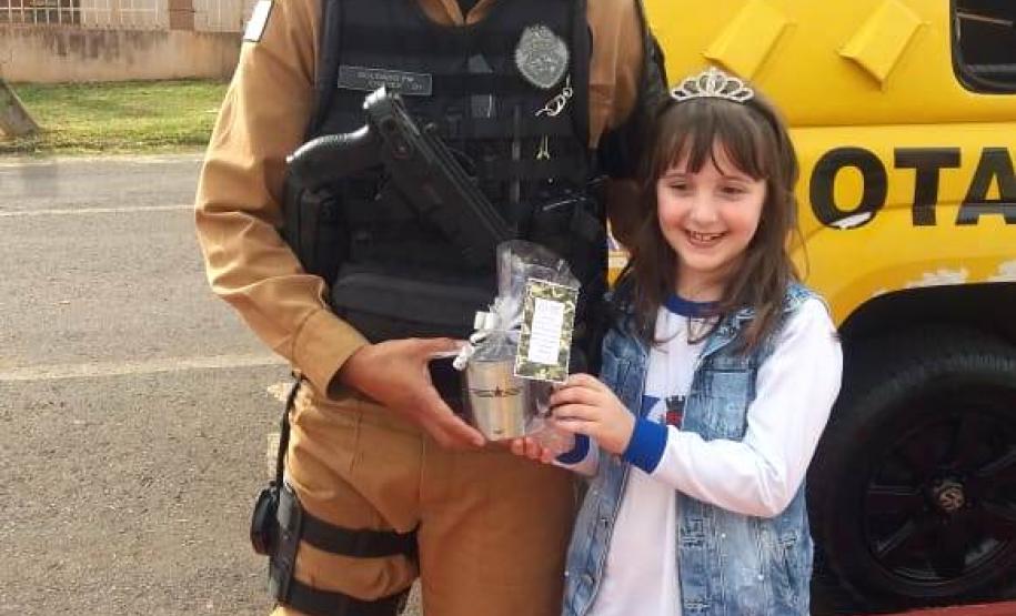 Equipe do Canil de Pato Branco (PR) faz visita à alunos de Escola Municipal União