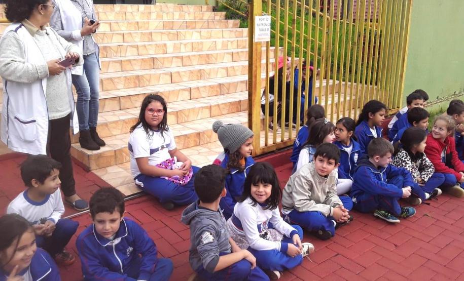 Equipe do Canil de Pato Branco (PR) faz visita à alunos de Escola Municipal União