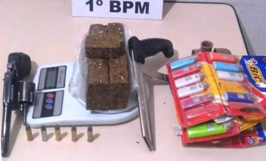Logo após roubo, PM prende trio e apreende simulacro e revólver em Jaguariaíva, nos Campos Gerais Logo após roubo, PM prende trio e apreende simulacro e revólver em Jaguariaíva, nos Campos Gerais