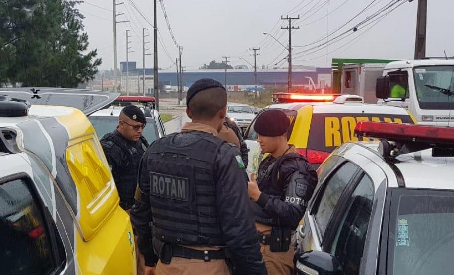 Em ação rápida, PM prende quatro homens por roubo e recupera veículo e objetos em Campo Largo (PR) Em ação rápida, PM prende quatro homens por roubo e recupera veículo e objetos em Campo Largo (PR)