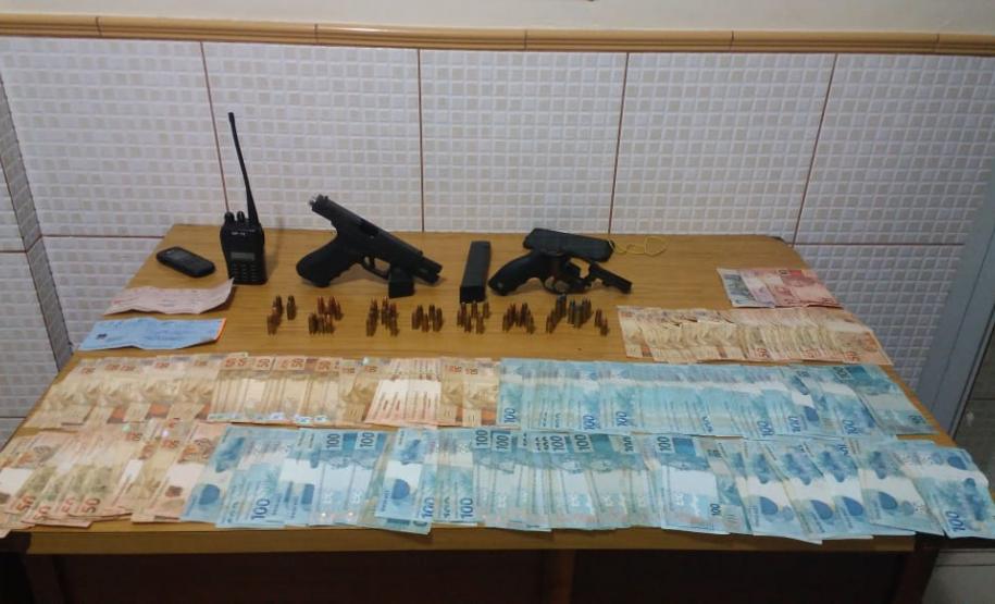 Quase R$ 30 mil são apreendidos dentro de residência e dupla responsável por contrabando é presa em flagrante