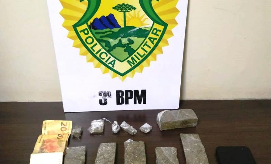 PM apreende arma de brinquedo e 15 tabletes de maconha no Sudoeste do estado PM apreende arma de brinquedo e 15 tabletes de maconha no Sudoeste do estado