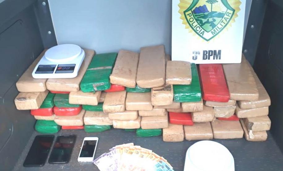 Cerca de 50 quilos de maconha são apreendidos e quatro pessoas acabam presas em Pato Branco (PR), em ocorrências separadas Cerca de 50 quilos de maconha são apreendidos e quatro pessoas acabam presas em Pato Branco (PR), em ocorrências separadas