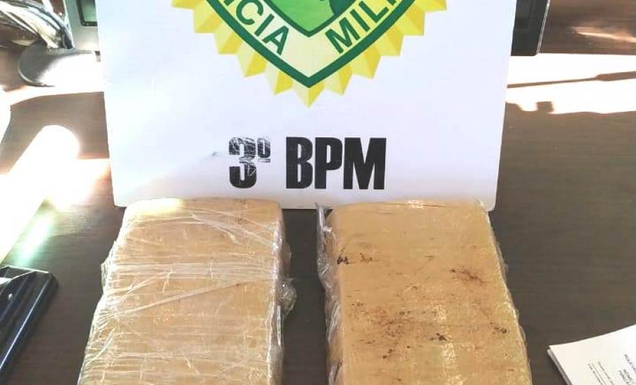 Cerca de 50 quilos de maconha são apreendidos e quatro pessoas acabam presas em Pato Branco (PR), em ocorrências separadas Cerca de 50 quilos de maconha são apreendidos e quatro pessoas acabam presas em Pato Branco (PR), em ocorrências separadas