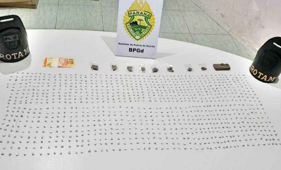 Mais de mil pedras de crack prontas para a venda são apreendidas pela PM em Piraquara (RMC); um homem foi preso