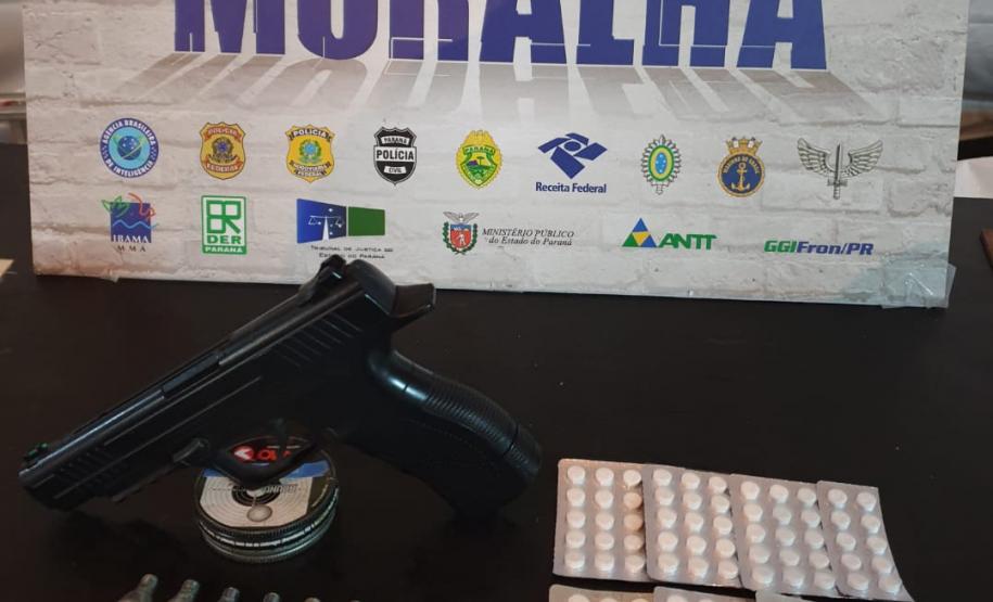 No Oeste do estado, durante a Operação Fronteira, BPFron apreende comprimidos de rebite e um simulacro de arma de fogo No Oeste do estado, durante a Operação Fronteira, BPFron apreende comprimidos de rebite e um simulacro de arma de fogo