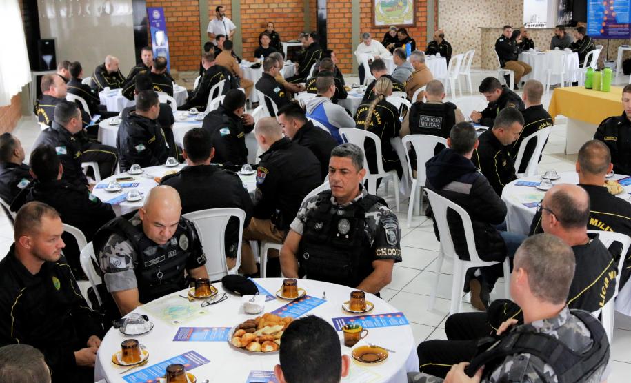 Batalhão da PM rende homenagens a seus integrantes em Ponta Grossa (PR)