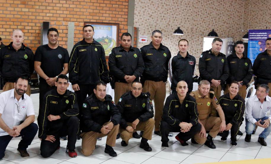 Batalhão da PM rende homenagens a seus integrantes em Ponta Grossa (PR)