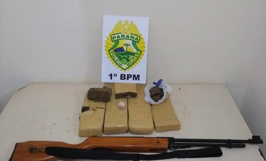 Quase cinco quilos de drogas são retirada de circulação pela PM em Ponta Grossa, nos Campos Gerais Quase cinco quilos de drogas são retirada de circulação pela PM em Ponta Grossa, nos Campos Gerais