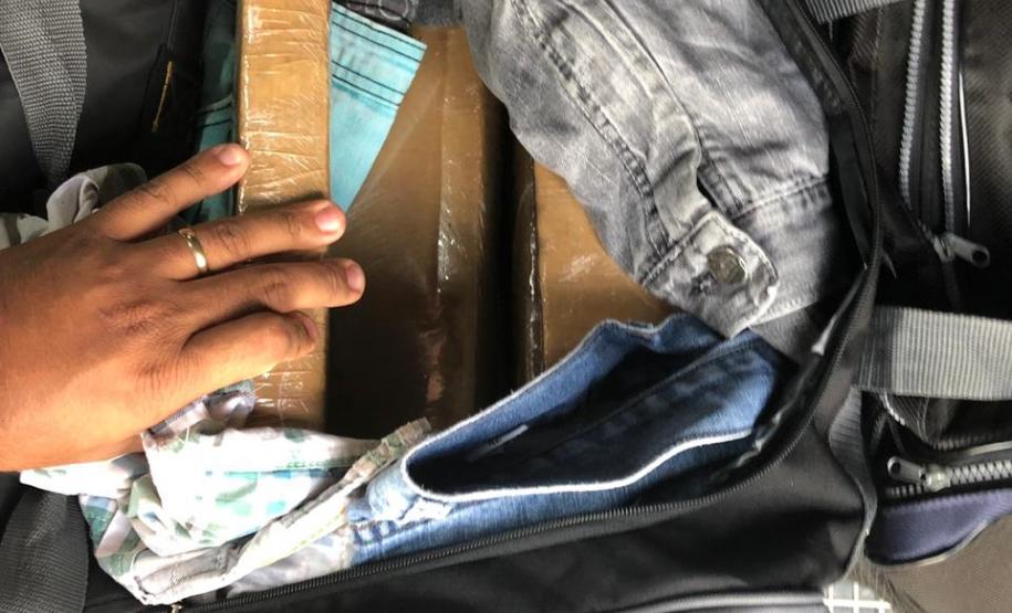 Quase 30 quilos de maconha são apreendidos durante fiscalização da Polícia Rodoviária em Peabiru (PR) Quase 30 quilos de maconha são apreendidos durante fiscalização da Polícia Rodoviária em Peabiru (PR)