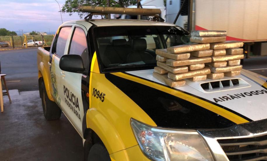 Quase 30 quilos de maconha são apreendidos durante fiscalização da Polícia Rodoviária em Peabiru (PR) Quase 30 quilos de maconha são apreendidos durante fiscalização da Polícia Rodoviária em Peabiru (PR)