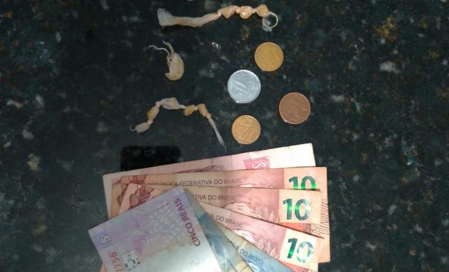 Marmita com drogas é apreendida e trio acaba preso durante ação da PM em Londrina (PR) Marmita com drogas é apreendida e trio acaba preso durante ação da PM em Londrina (PR)