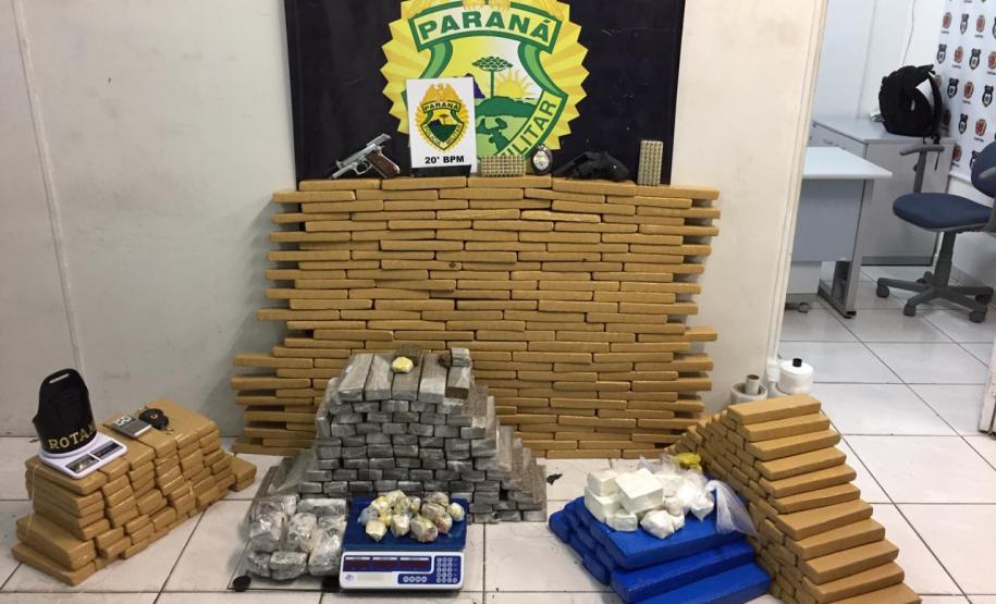 Polícia Militar apreende mais de 250 quilos de diversas drogas no Pinheirinho Polícia Militar apreende mais de 250 quilos de diversas drogas no Pinheirinho