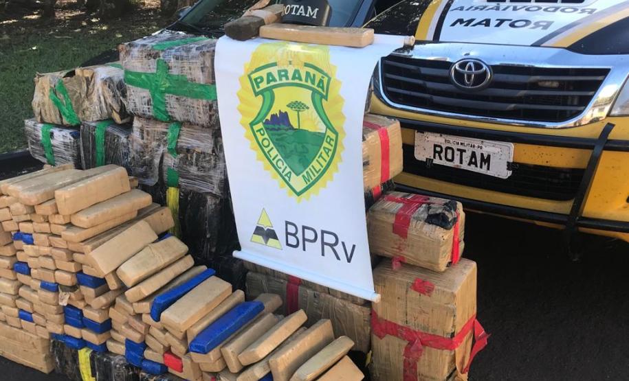 Mais de meia tonelada de maconha e 750 pacotes de cigarros contrabandeados foram apreendidos pelo BPRv no Oeste do estado