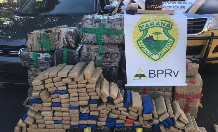 Mais de meia tonelada de maconha e 750 pacotes de cigarros contrabandeados foram apreendidos pelo BPRv no Oeste do estado