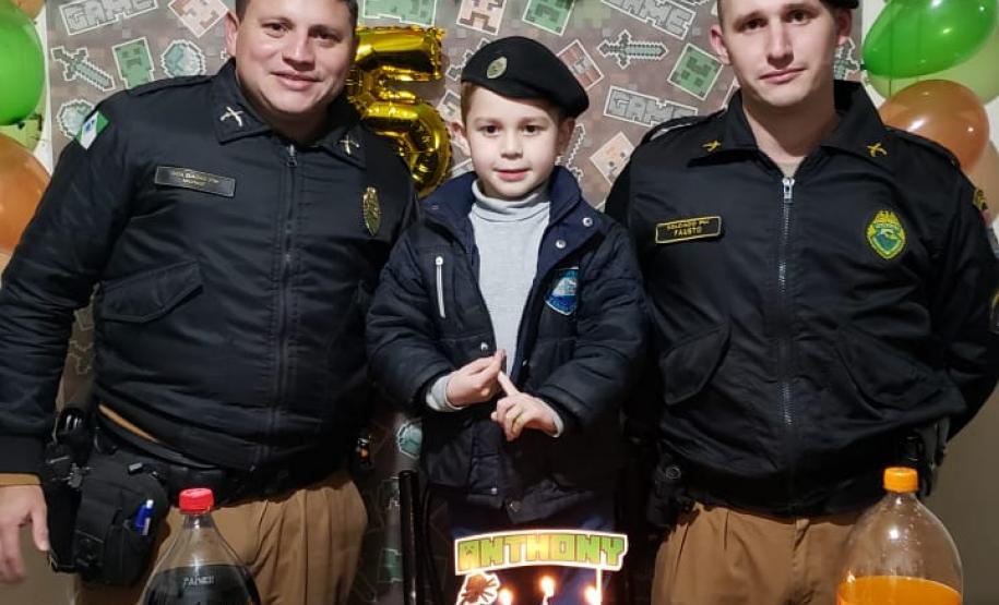 Policiais militares fazem surpresa em festa de aniversário de menino de 5 anos em Carambeí (PR)