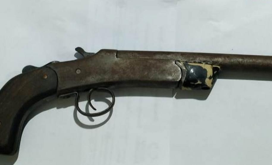 Arma de fogo e munições são apreendidas pela PM no Sudoeste do estado; quatro pessoas acabaram presas Arma de fogo e munições são apreendidas pela PM no Sudoeste do estado; quatro pessoas acabaram presas