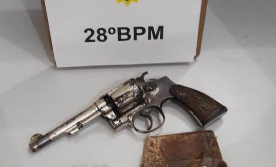 Arma de fogo e munições são apreendidas pela PM no Sudoeste do estado; quatro pessoas acabaram presas Arma de fogo e munições são apreendidas pela PM no Sudoeste do estado; quatro pessoas acabaram presas