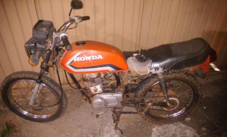 Drogas e uma moto são apreendidas e dois rapazes acabam presos em ocorrências distintas