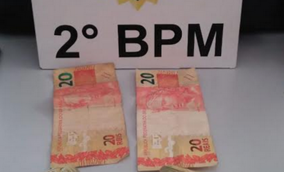 Drogas e uma moto são apreendidas e dois rapazes acabam presos em ocorrências distintas