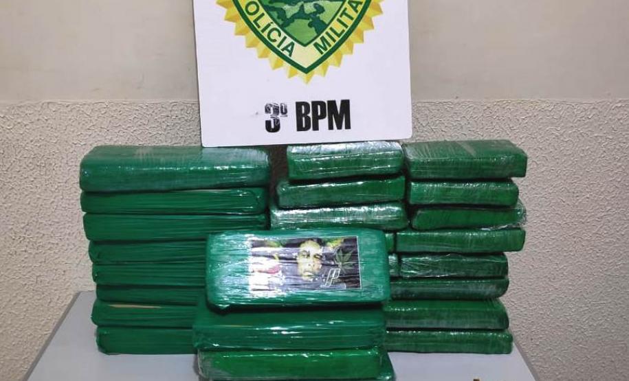 Mais de 13 quilos de maconha são apreendidos pela PM em veículo no município de Pato Branco (PR)