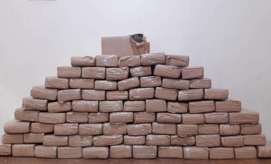 Rapaz rouba casa e acaba preso, junto com o irmão e a cunhada, após PM localizar 40 quilos de maconha no Norte do estado