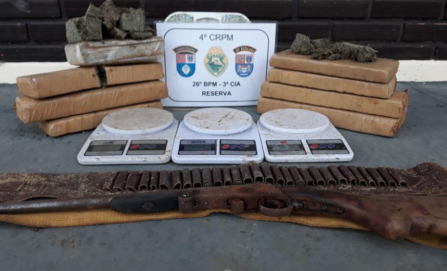 Arma e drogas abandonadas são apreendidas pela PM de Reserva (PR), nos Campos Gerais