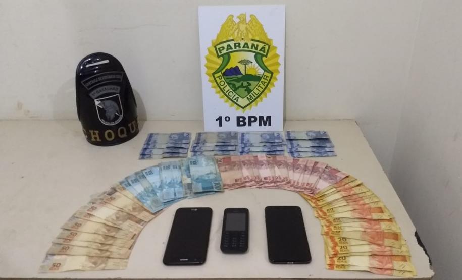 Em Ponta Grossa (PR), PM recupera dinheiro e celulares roubados de agência bancária