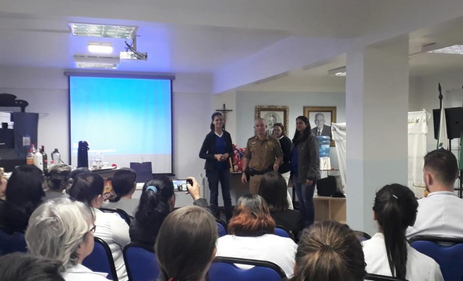 Policiais militares dão palestra para 150 pessoas sobre segurança em hospitais de Ponta Grossa (PR)