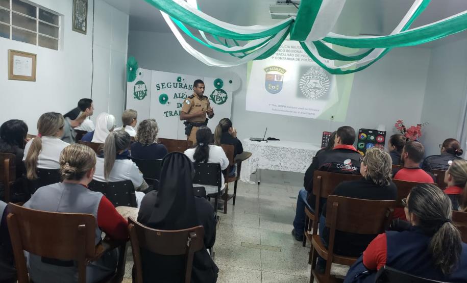 Policiais militares dão palestra para 150 pessoas sobre segurança em hospitais de Ponta Grossa (PR)