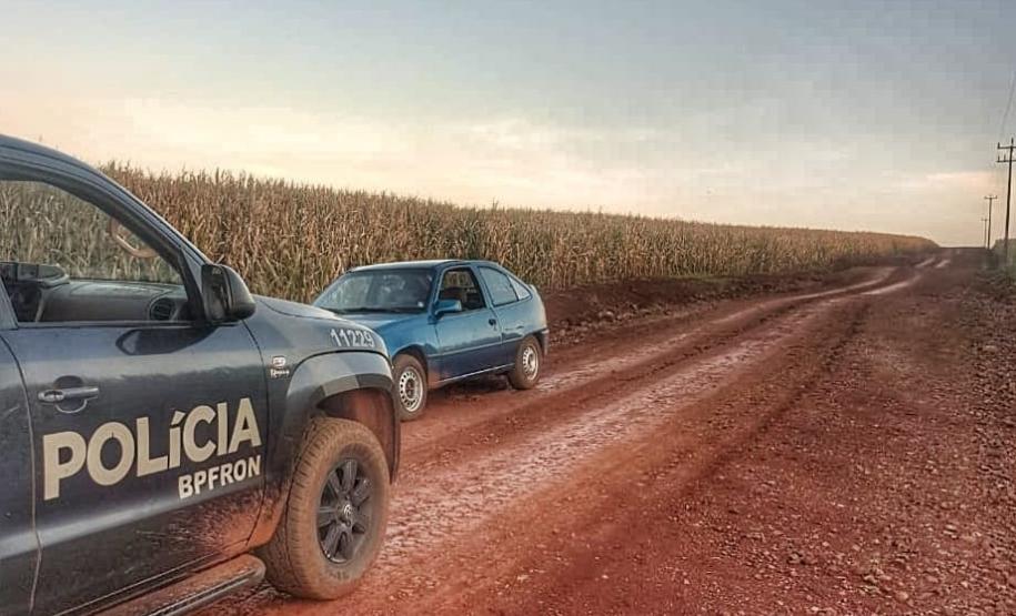 BPFron encontra carro abandonado e apreende contrabando no Oeste do estado