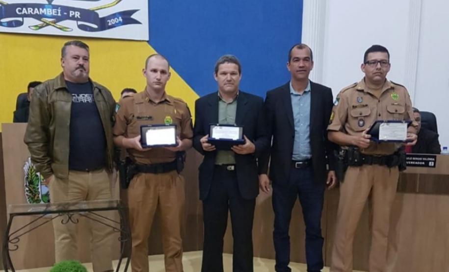 Câmara Municipal de Carambeí homenageia policiais militares por ação heroica na cidade e ingresso na Reserva Remunerada